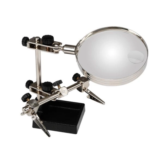 Troisième main avec loupe