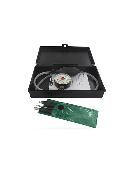 coffret de contrôle d'étanchéité avec manomètre et outillage pour carburateurs.