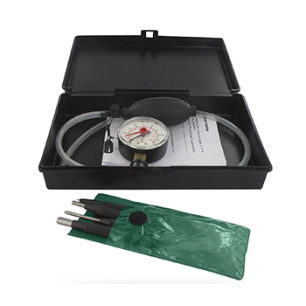 coffret de contrôle d'étanchéité avec manomètre et outillage pour carburateurs.