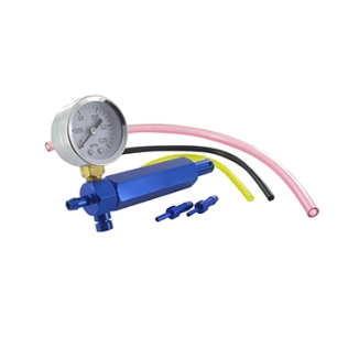 coffret de contrôle d'étanchéité avec manomètre, adaptateur et durites de différents diamètres pour carburateurs.