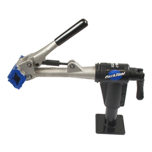 support atelier pour établi pour la fixation de tronçonneuse et débroussailleuse.