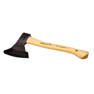 hâchette forgée de haute qualité pour les travaux en forêt et jardin. manche pied-de-biche en hickory. protège-lame vernis et cu