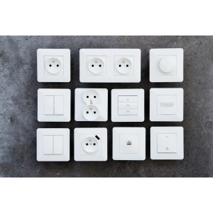 PRISE 2 POLES + TERRE 16A ARTEZO BLANC