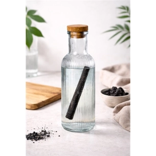 bouteille avec charbon actif binchotan - la voie de la terre