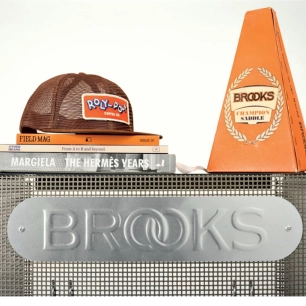 1 Logo Brooks 46cm