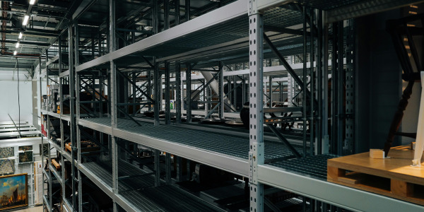 Garage et atelier : optimiser l’espace avec une étagère métallique solide