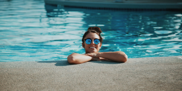 Comment habiller le pourtour de sa piscine ?