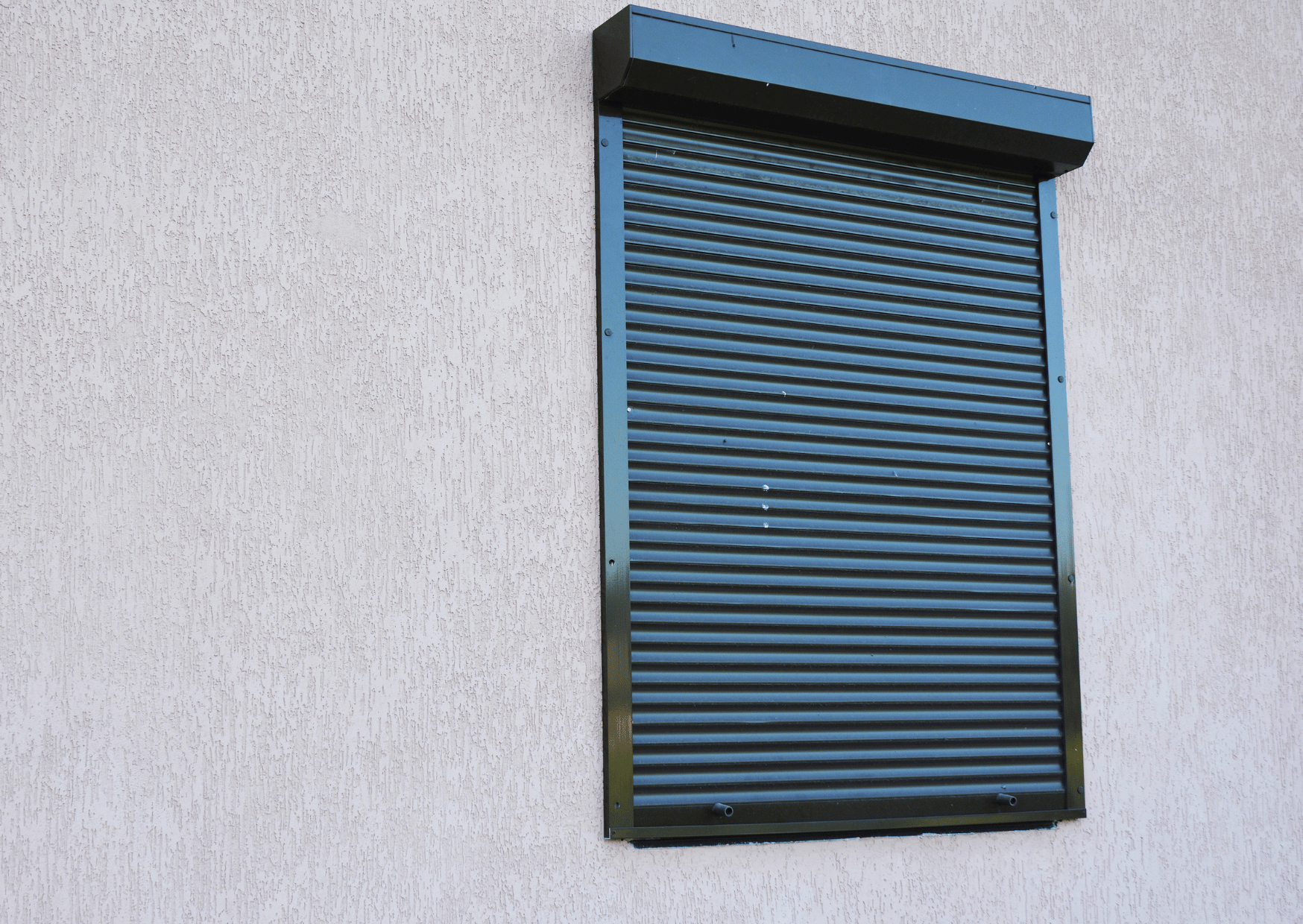 Réussissez l’installation de vos volets solaires en mode bricolage