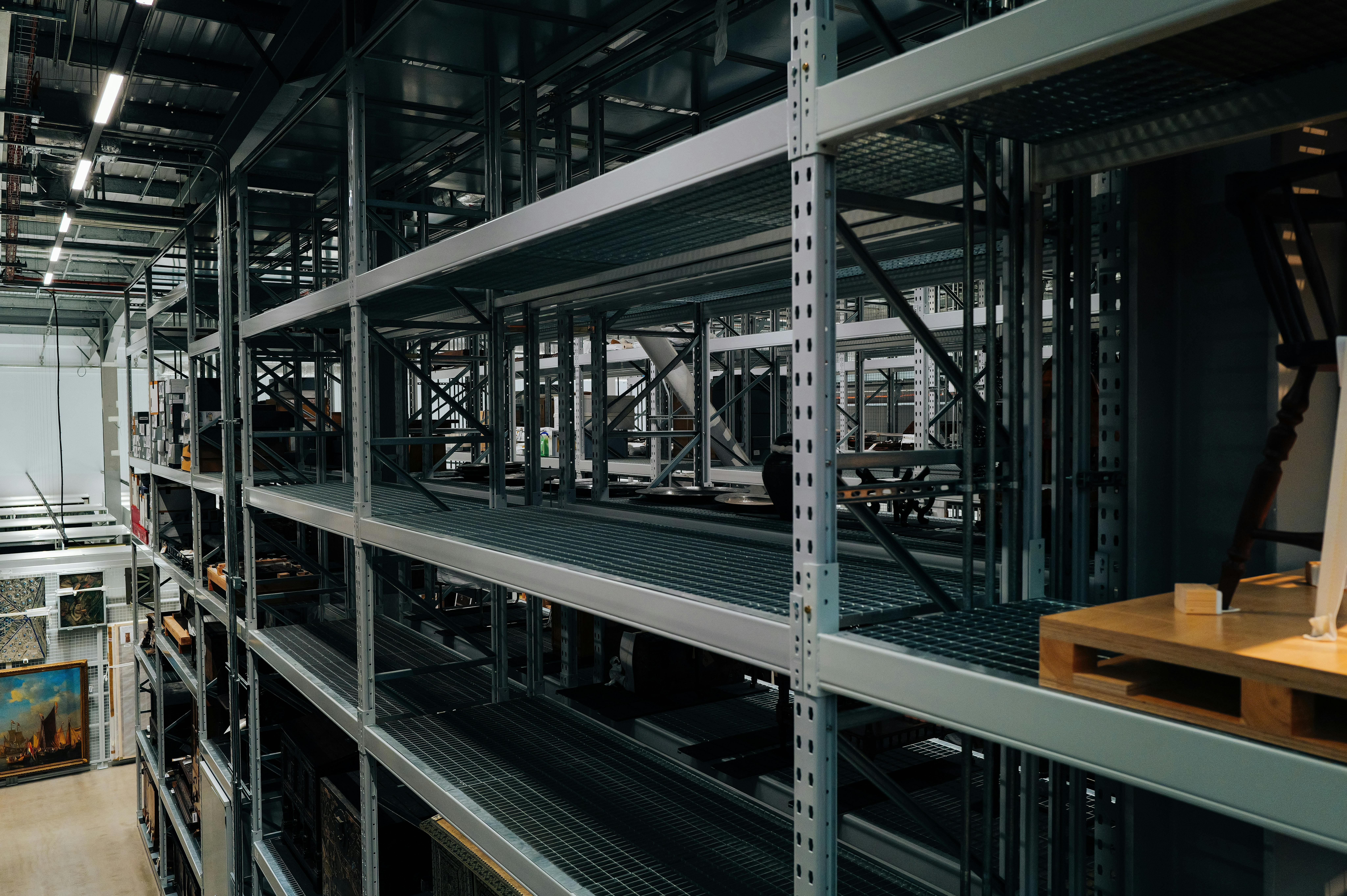 Garage et atelier : optimiser l’espace avec une étagère métallique solide